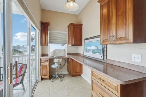 House in Hudson, Florida 3 bedrooms, 208.66 sq.m. № 2093867 - photo 11