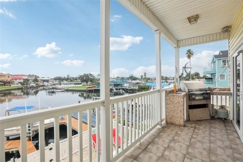 House in Hudson, Florida 3 bedrooms, 208.66 sq.m. № 2093867 - photo 19