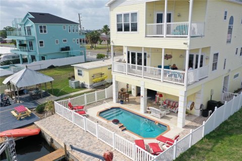 House in Hudson, Florida 3 bedrooms, 208.66 sq.m. № 2093867
