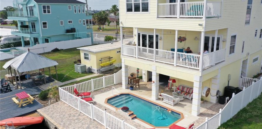 House in Hudson, Florida 3 bedrooms, 208.66 sq.m. № 2093867