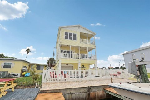 House in Hudson, Florida 3 bedrooms, 208.66 sq.m. № 2093867 - photo 25