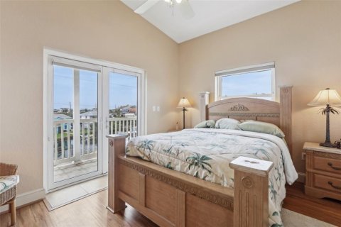 House in Hudson, Florida 3 bedrooms, 208.66 sq.m. № 2093867 - photo 16