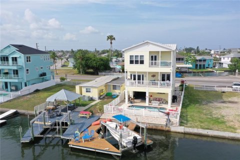 House in Hudson, Florida 3 bedrooms, 208.66 sq.m. № 2093867 - photo 27