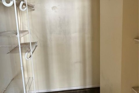 Купить кондоминиум в Халландейл-Бич, Флорида 1 спальня, 76.92м2, № 2000444 - фото 8