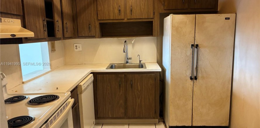 Кондоминиум с 1 спальней в Халландейл-Бич, Флорида № 2000444