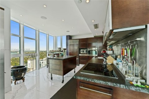 Condo in Miami Beach, Florida, 3 bedrooms  № 1970955 - photo 27