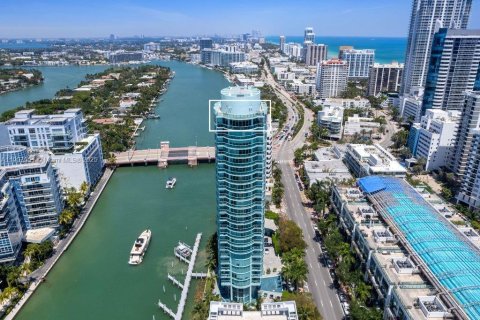 Condo in Miami Beach, Florida, 3 bedrooms  № 1970955 - photo 1