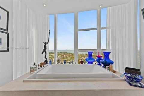 Condo in Miami Beach, Florida, 3 bedrooms  № 1970955 - photo 5