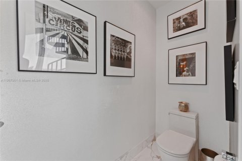 Condo in Miami Beach, Florida, 3 bedrooms  № 1970955 - photo 24