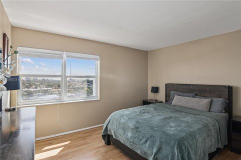Condo in Hallandale Beach, Florida, 2 bedrooms  № 1950555 - photo 22