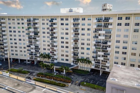 Condo in Hallandale Beach, Florida, 2 bedrooms  № 1950555 - photo 7