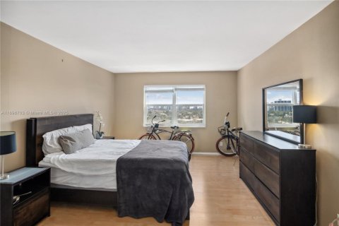 Condo in Hallandale Beach, Florida, 2 bedrooms  № 1950555 - photo 30