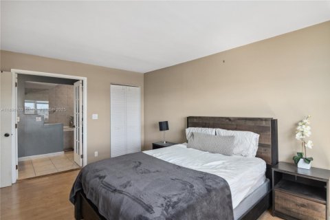 Condo in Hallandale Beach, Florida, 2 bedrooms  № 1950555 - photo 28