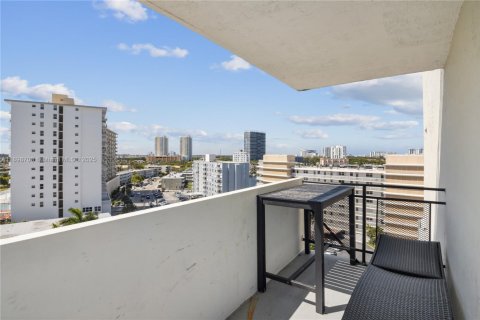 Condo in Hallandale Beach, Florida, 2 bedrooms  № 1950555 - photo 18