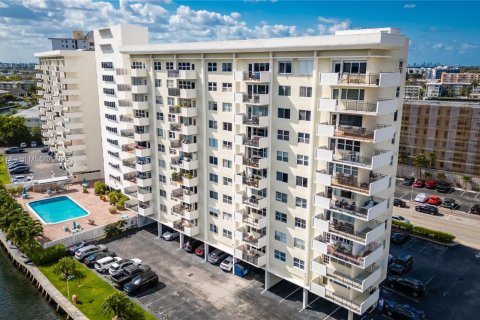 Condo in Hallandale Beach, Florida, 2 bedrooms  № 1950555 - photo 5