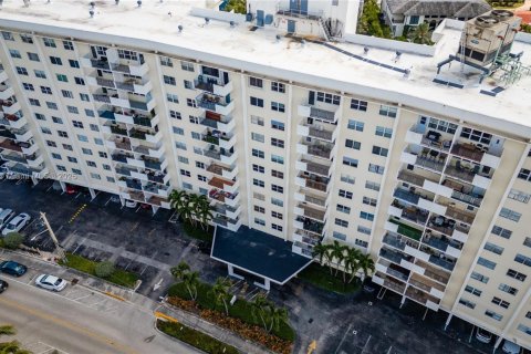 Condo in Hallandale Beach, Florida, 2 bedrooms  № 1950555 - photo 6