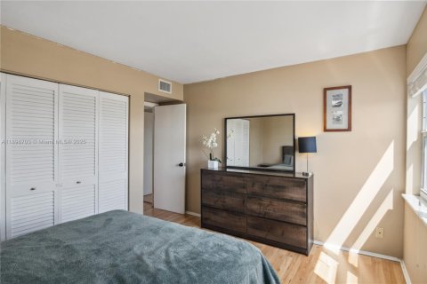 Condo in Hallandale Beach, Florida, 2 bedrooms  № 1950555 - photo 20