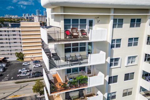 Condo in Hallandale Beach, Florida, 2 bedrooms  № 1950555 - photo 14