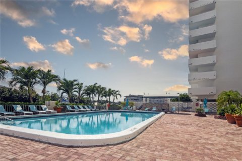 Condo in Hallandale Beach, Florida, 2 bedrooms  № 1950555 - photo 13