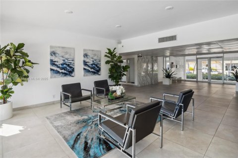 Condo in Hallandale Beach, Florida, 2 bedrooms  № 1950555 - photo 12