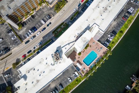 Condo in Hallandale Beach, Florida, 2 bedrooms  № 1950555 - photo 3