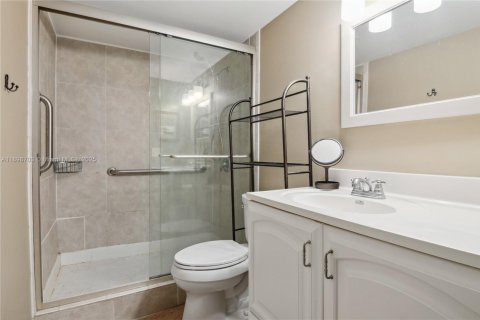Condo in Hallandale Beach, Florida, 2 bedrooms  № 1950555 - photo 19