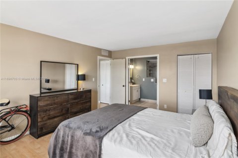 Condo in Hallandale Beach, Florida, 2 bedrooms  № 1950555 - photo 27
