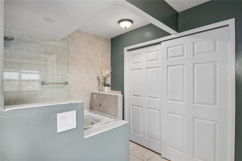 Condo in Hallandale Beach, Florida, 2 bedrooms  № 1950555 - photo 23