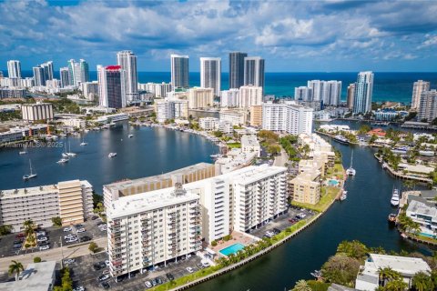 Condo in Hallandale Beach, Florida, 2 bedrooms  № 1950555 - photo 1