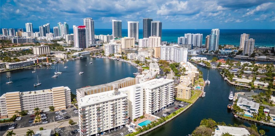 Condo in Hallandale Beach, Florida, 2 bedrooms  № 1950555