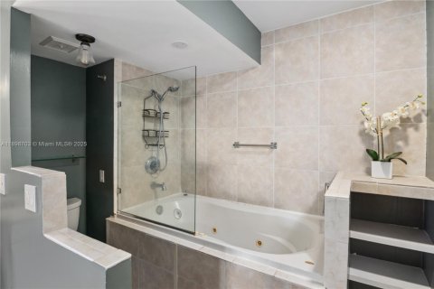 Condo in Hallandale Beach, Florida, 2 bedrooms  № 1950555 - photo 24