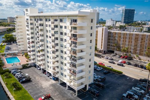 Condo in Hallandale Beach, Florida, 2 bedrooms  № 1950555 - photo 4