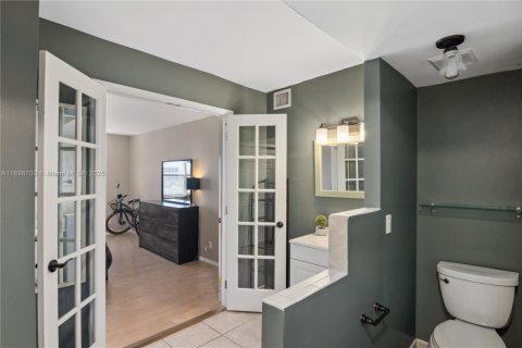 Condo in Hallandale Beach, Florida, 2 bedrooms  № 1950555 - photo 26