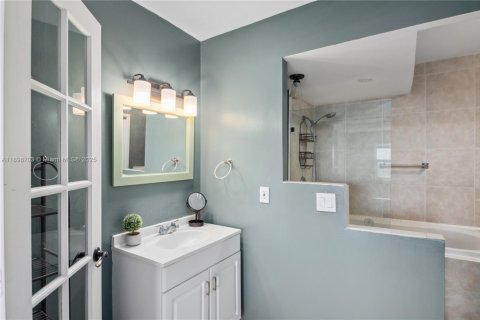 Condo in Hallandale Beach, Florida, 2 bedrooms  № 1950555 - photo 25