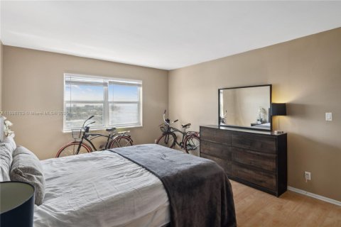Condo in Hallandale Beach, Florida, 2 bedrooms  № 1950555 - photo 29
