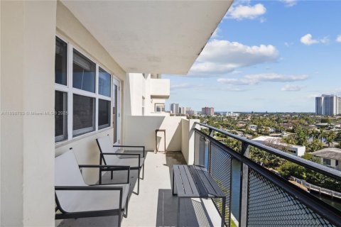 Condo in Hallandale Beach, Florida, 2 bedrooms  № 1950555 - photo 16