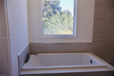 Casa en venta en Lehigh Acres, Florida, 3 dormitorios № 2002513 - foto 14