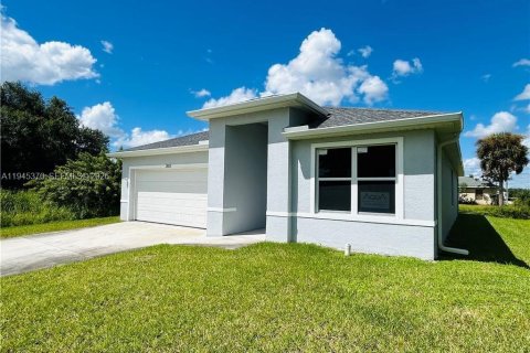 Casa en venta en Lehigh Acres, Florida, 3 dormitorios № 2002513 - foto 4