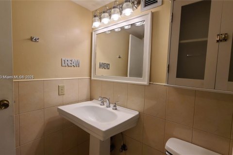 Condominio en alquiler en Hallandale Beach, Florida, 1 dormitorio, 76.18 m2 № 1953555 - foto 5