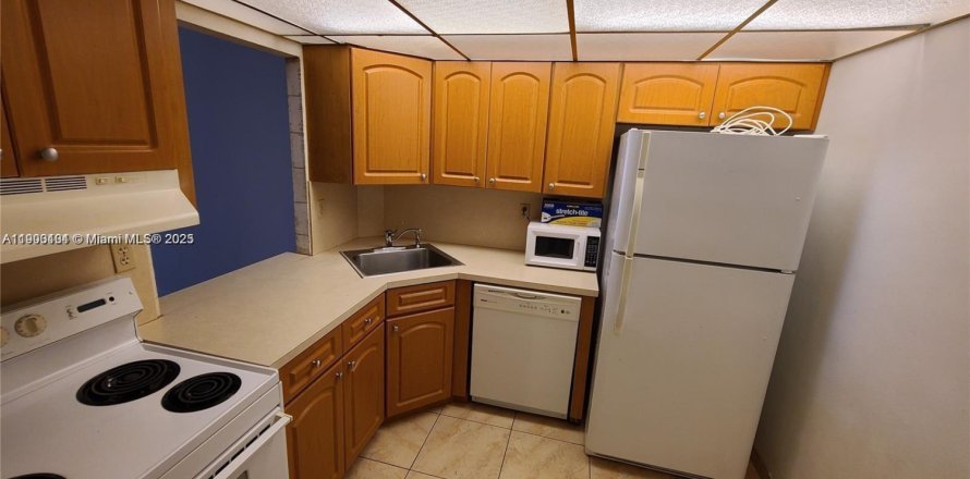 Condominio en Hallandale Beach, Florida, 1 dormitorio  № 1953555