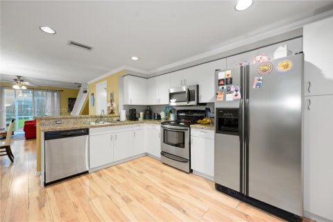 Townhouse in Weston, Florida 2 bedrooms, 117.15 sq.m. № 1832343 - photo 11