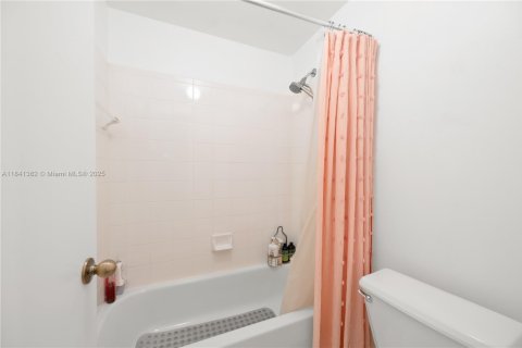 Townhouse in Weston, Florida 2 bedrooms, 117.15 sq.m. № 1832343 - photo 18