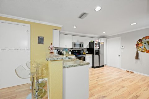 Townhouse in Weston, Florida 2 bedrooms, 117.15 sq.m. № 1832343 - photo 10