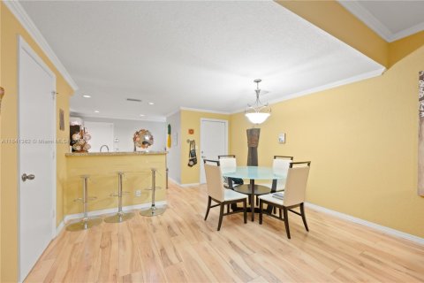 Townhouse in Weston, Florida 2 bedrooms, 117.15 sq.m. № 1832343 - photo 6