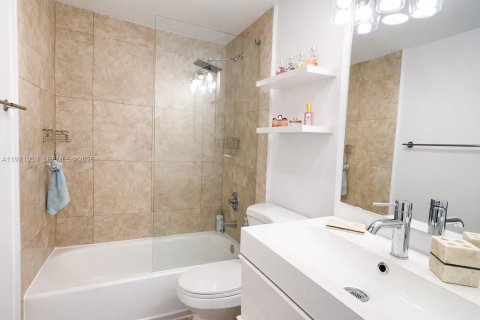 Condominio en venta en North Bay Village, Florida, 1 dormitorio, 76.64 m2 № 2033493 - foto 16