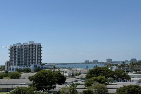 Condominio en venta en North Bay Village, Florida, 1 dormitorio, 76.64 m2 № 2033493 - foto 18
