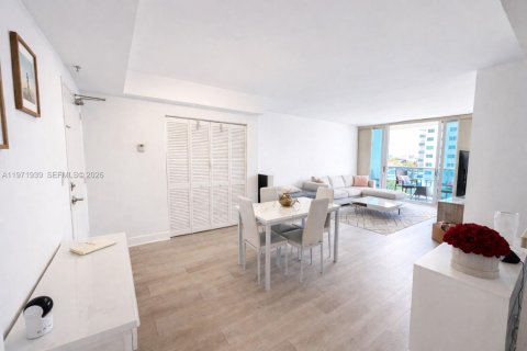 Condominio en venta en North Bay Village, Florida, 1 dormitorio, 76.64 m2 № 2033493 - foto 3