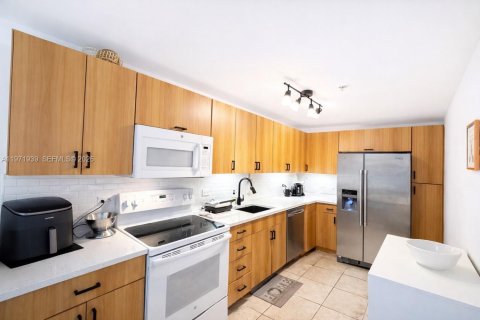 Condominio en venta en North Bay Village, Florida, 1 dormitorio, 76.64 m2 № 2033493 - foto 9