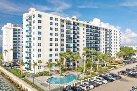 Condominio en venta en North Bay Village, Florida, 1 dormitorio, 76.64 m2 № 2033493 - foto 27