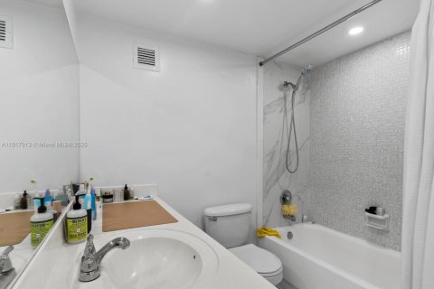 Condo in Miami Beach, Florida, 1 bedroom  № 1779132 - photo 16